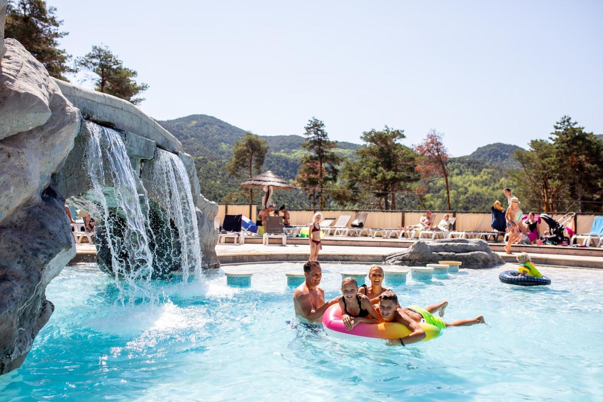 Camping Rcn Les Collines De Castellane Exterior foto